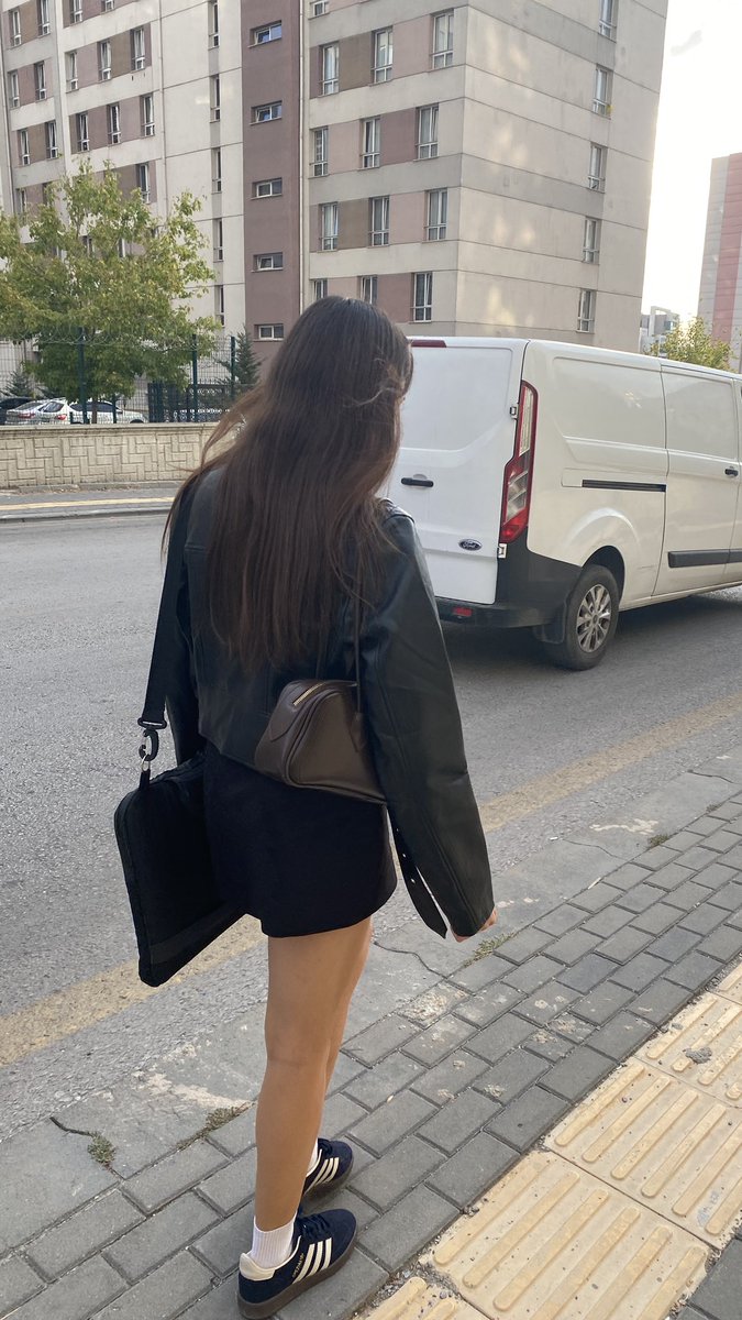 tuana_teker's tweet photo. Şahsi kölem (kardeşim) gelmiş o zaman abla olarak her şeyi ona taşıtabilirim https://t.co/Akv2BAAaQr