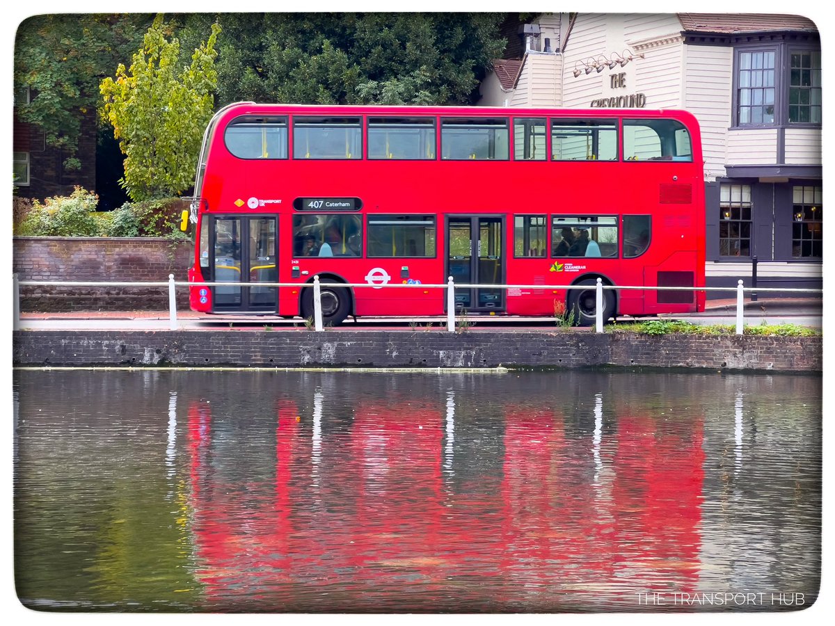 transporthub21's tweet photo. Transport UK 2431 can be seen passing Carshalton Ponds, Sutton while on route 407. https://t.co/regCFuBOUQ