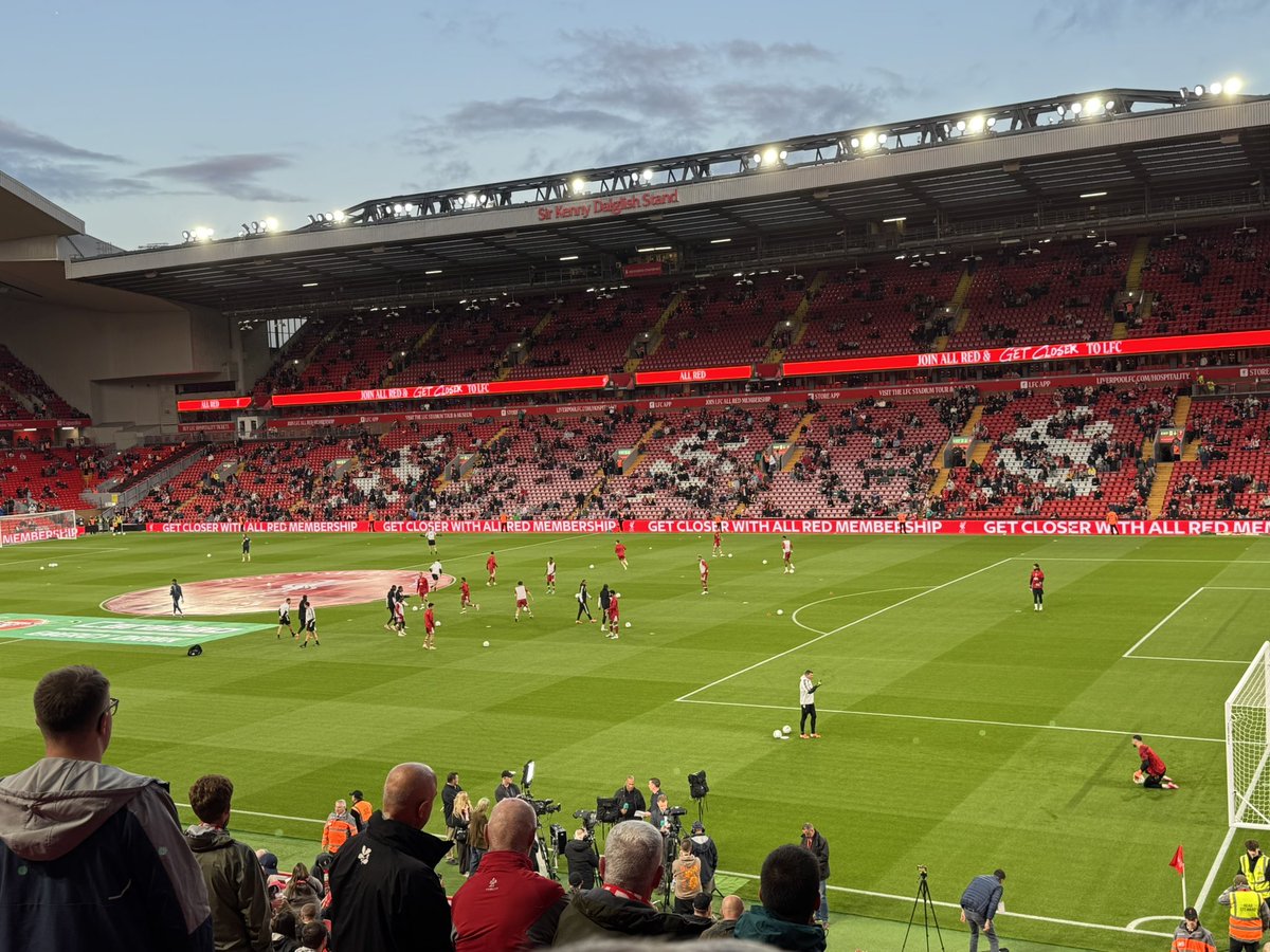 AnfieldDesk's tweet photo. Liverpool are out warming up #lfc https://t.co/TgiHtMcdsV