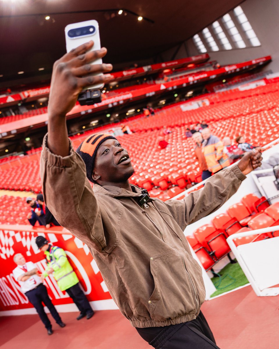 ActuFoot_'s tweet photo. « Welcome to Anfield, Djaksparo 👋 »

Le rappeur qui a sorti le son "PANGOR" invité ce soir par le club de Liverpool pour le match face à Tottenham. 😁😭🎶

📸 @LFC https://t.co/VKPUTU6QoQ