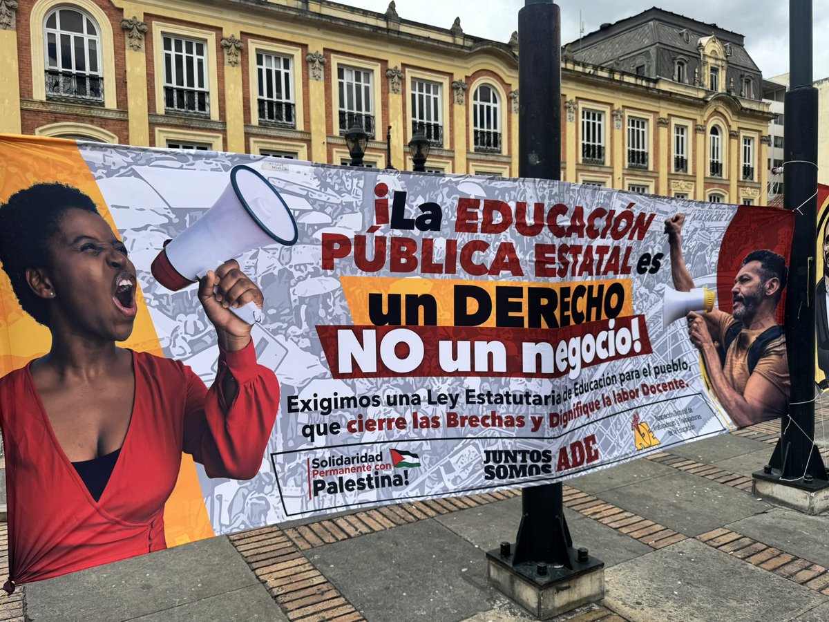 MariaEugeniaLo's tweet photo. 📍En estos momentos, la Asociación Distrital de Educadores y Educadoras (@adebogota) está en las calles frente a la vulneración del derecho a la protesta y la libertad sindical.

📝Hemos radicado un derecho de petición ante la Secretaría de Educación del Distrito (@Educacionbogota) para que responda por los acuerdos alcanzados en septiembre de 2025 sobre la reposición de contenidos pedagógicos y tiempo escolar, y para que explique con claridad los descuentos realizados a docentes en el marco de su legítimo derecho a la movilización, amparado por el artículo 37 de la Constitución Política.

✊🏽¡Los derechos sindicales y constitucionales se respetan, no se desconocen ni se castigan!