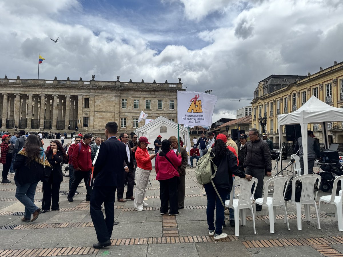 MariaEugeniaLo's tweet photo. 📍En estos momentos, la Asociación Distrital de Educadores y Educadoras (@adebogota) está en las calles frente a la vulneración del derecho a la protesta y la libertad sindical.

📝Hemos radicado un derecho de petición ante la Secretaría de Educación del Distrito (@Educacionbogota) para que responda por los acuerdos alcanzados en septiembre de 2025 sobre la reposición de contenidos pedagógicos y tiempo escolar, y para que explique con claridad los descuentos realizados a docentes en el marco de su legítimo derecho a la movilización, amparado por el artículo 37 de la Constitución Política.

✊🏽¡Los derechos sindicales y constitucionales se respetan, no se desconocen ni se castigan!