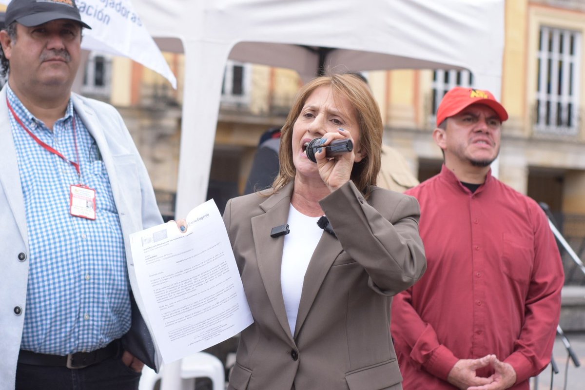 MariaEugeniaLo's tweet photo. 📍En estos momentos, la Asociación Distrital de Educadores y Educadoras (@adebogota) está en las calles frente a la vulneración del derecho a la protesta y la libertad sindical.

📝Hemos radicado un derecho de petición ante la Secretaría de Educación del Distrito (@Educacionbogota) para que responda por los acuerdos alcanzados en septiembre de 2025 sobre la reposición de contenidos pedagógicos y tiempo escolar, y para que explique con claridad los descuentos realizados a docentes en el marco de su legítimo derecho a la movilización, amparado por el artículo 37 de la Constitución Política.

✊🏽¡Los derechos sindicales y constitucionales se respetan, no se desconocen ni se castigan!