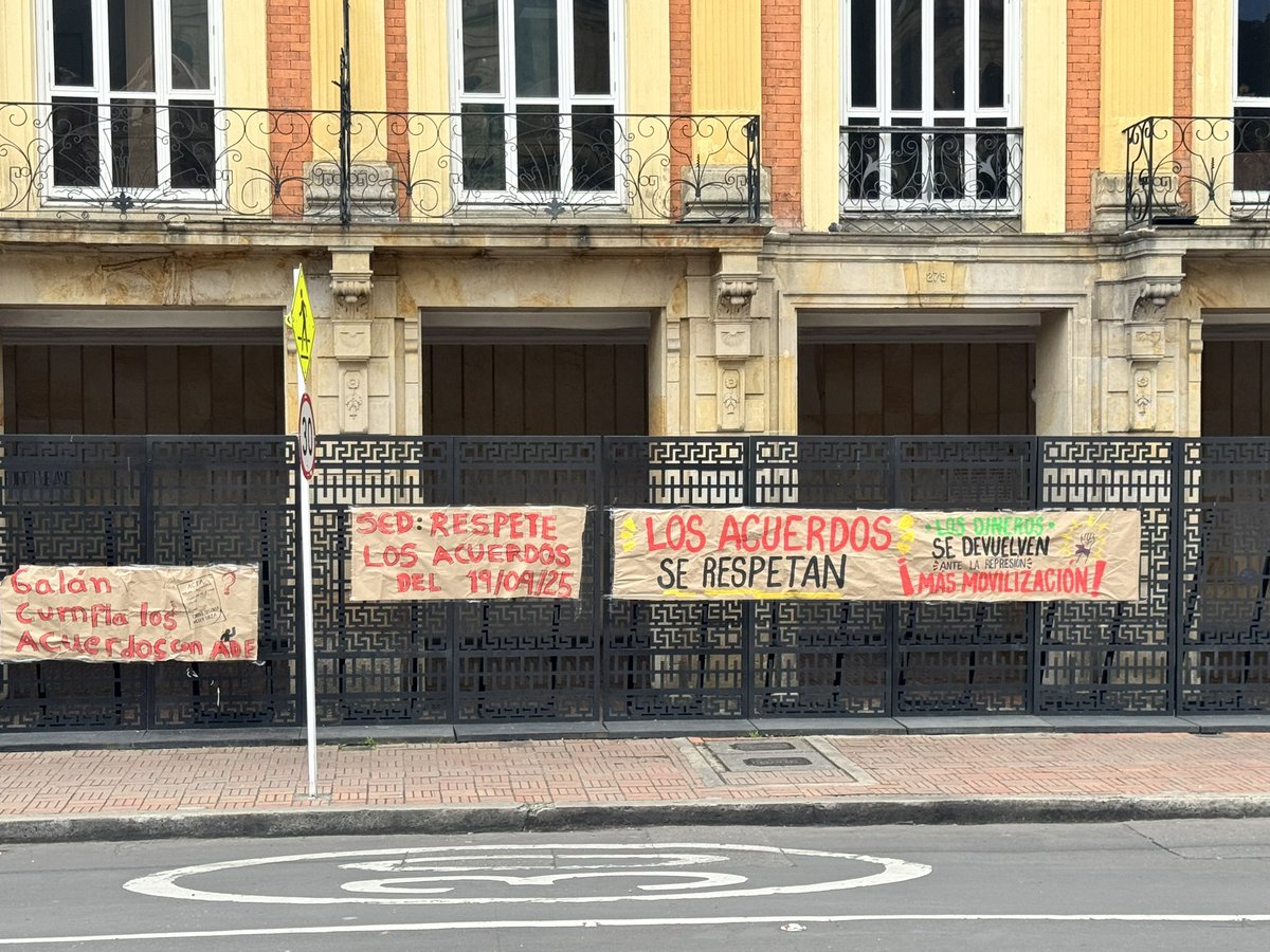 MariaEugeniaLo's tweet photo. 📍En estos momentos, la Asociación Distrital de Educadores y Educadoras (@adebogota) está en las calles frente a la vulneración del derecho a la protesta y la libertad sindical.

📝Hemos radicado un derecho de petición ante la Secretaría de Educación del Distrito (@Educacionbogota) para que responda por los acuerdos alcanzados en septiembre de 2025 sobre la reposición de contenidos pedagógicos y tiempo escolar, y para que explique con claridad los descuentos realizados a docentes en el marco de su legítimo derecho a la movilización, amparado por el artículo 37 de la Constitución Política.

✊🏽¡Los derechos sindicales y constitucionales se respetan, no se desconocen ni se castigan!