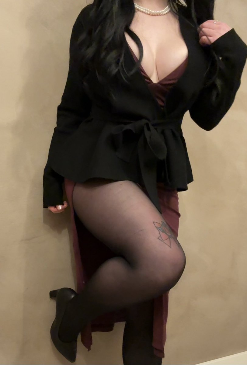 CottontailVA's tweet photo. sooo is this fit giving “slay” or “town whore”, be honest ? 😳🥲 https://t.co/hsLuSJrVJR