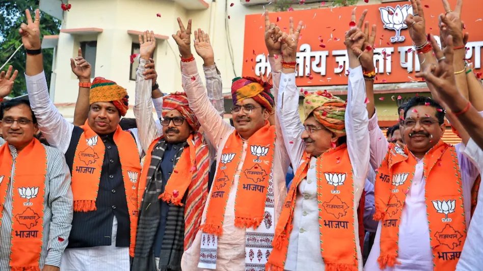 aajtak's tweet photo. राजस्थान में BJP के गढ़ में निर्दलीयों ने बिगाड़ा खेल? UGC पर राजपूतों की नाराजगी ने बढ़ाई टेंशन 

राजस्थान निकाय चुनाव 2026 में स्थानीय मुद्दों के साथ UGC के जाति आधारित नियमों को लेकर राजपूत समाज की नाराजगी ने चुनाव परिणामों को प्रभावित किया.

पूरी खबर : https://t.co/w38jqxvZtw

#Rajasthan #RajasthanPolitics #RajasthanCivicPolls   #BJP #BJPPolitics | @sharatjpr