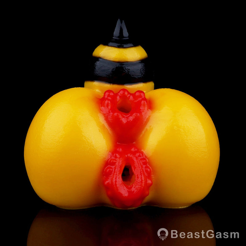 BeastGasm_com's tweet photo. 🐝The Queen has entered the hive. Amber-gold coloring, raised ribbed details, dual channels &amp; premium platinum silicone give Queen Bee a bold fantasy identity. 
👉 Meet the Queen: https://t.co/9wxlUbKMQD

#BeastGasm #QueenBee #FantasyToy #BeeFantasy #PocketToy #SiliconeToy https://t.co/Di4acFvdXu