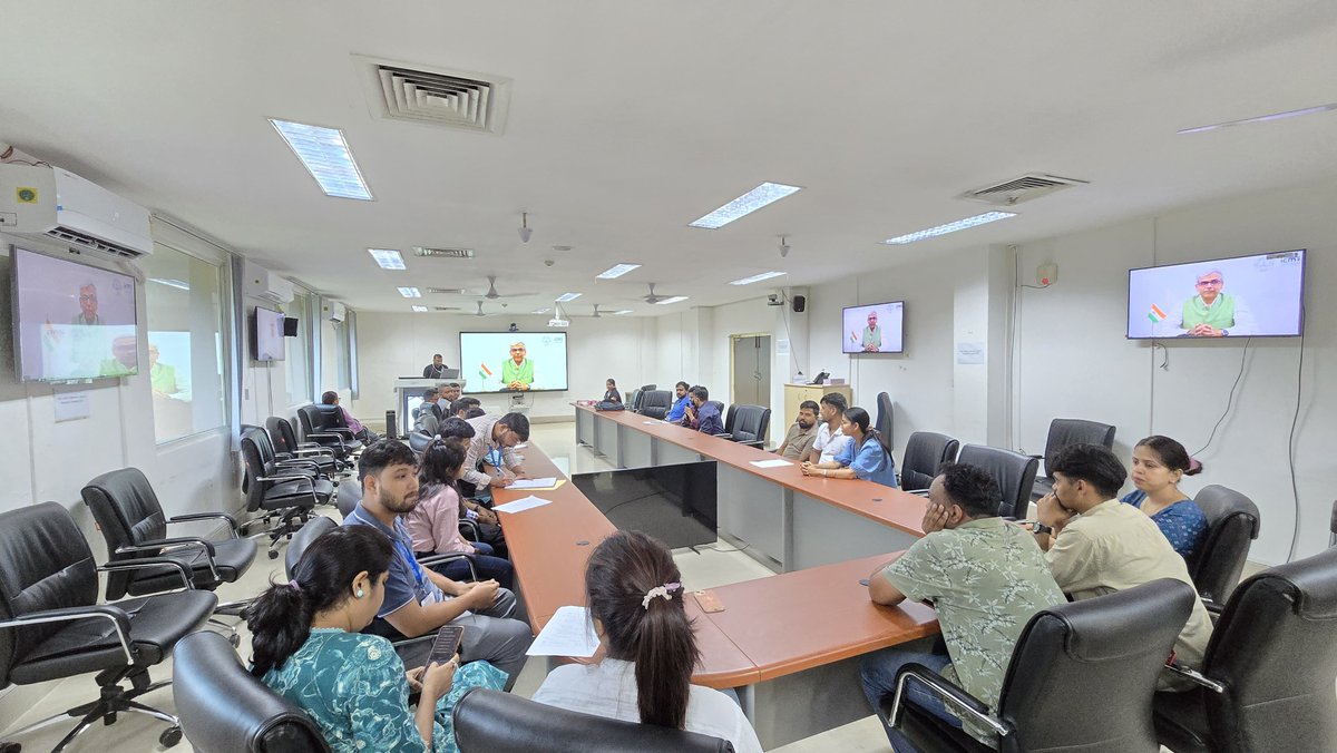 icmrnihrdib's tweet photo. हिंदी पखवाड़ा 2026 के द्वितीय दिवस पर ICMR-NIHR डिब्रूगढ़ में हिंदी प्रश्नोत्तरी एवं श्रुतलेख प्रतियोगिता का सफल आयोजन हुआ। प्रतिभागियों ने उत्साहपूर्वक भाग लेकर हिंदी के प्रति अपनी सक्रिय सहभागिता प्रदर्शित की।
#हिंदीपखवाड़ा2026 #हिंदी #आईसीएमआर #हिंदीप्रश्नोत्तरी #हिंदीश्रुतलेख https://t.co/fflHmtynFj
