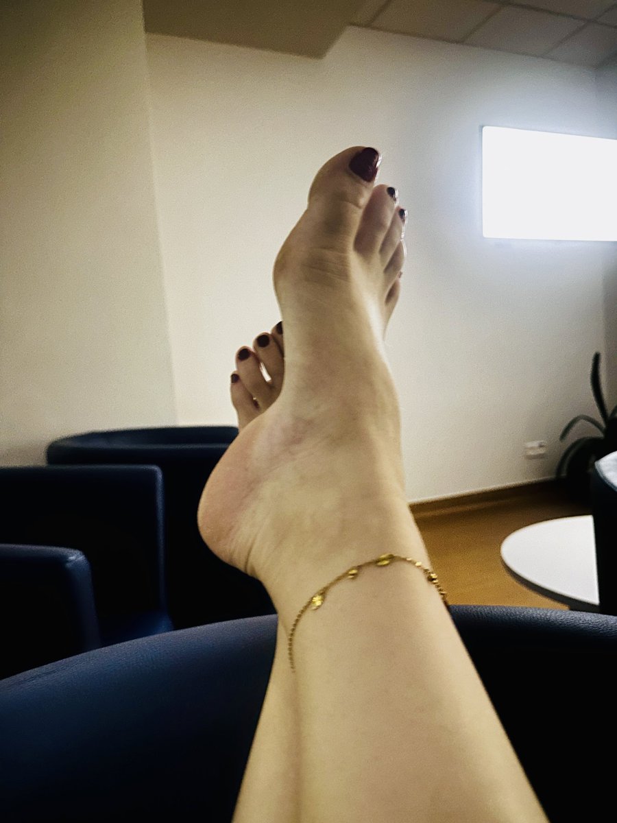 Lolilou94's tweet photo. Qui veut une petite vidéo massage de pieds les petits porcs #footfetısh #feetfetısh #paypiggieswanted #findom https://t.co/vhpprzxCJQ
