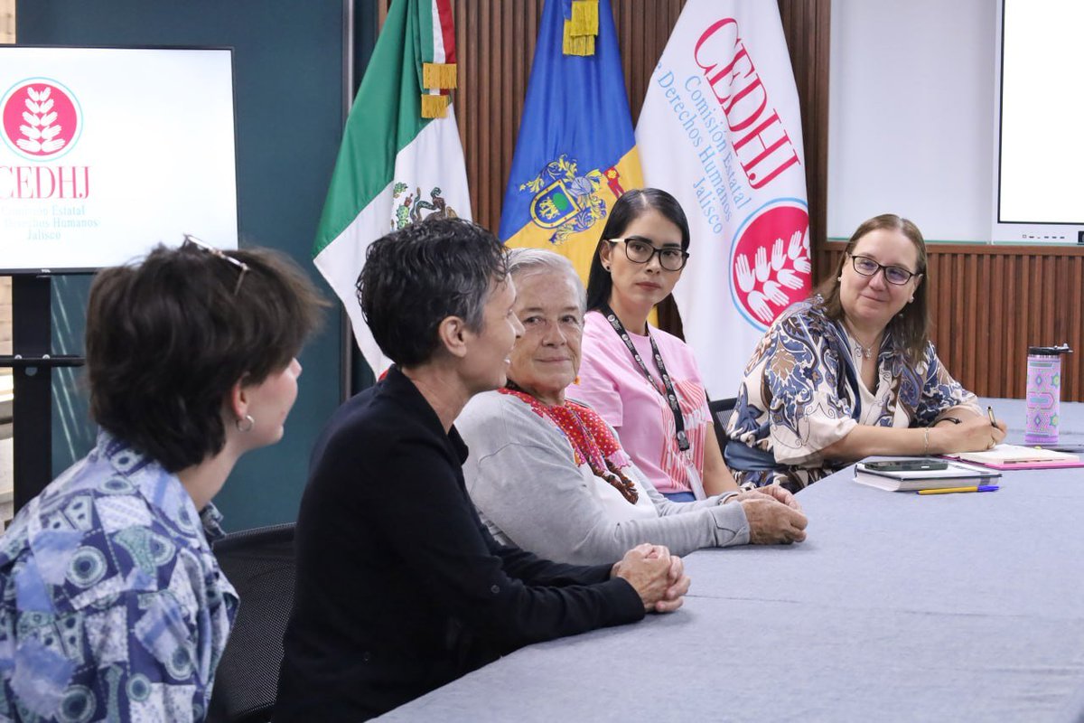 CEDHJ's tweet photo. El diálogo cercano con las organizaciones de la sociedad civil 🤝🏼 es fundamental para fortalecer la defensa y promoción de los derechos humanos. En este marco, la Presidenta de la #CEDHJ, Luz del Carmen Godínez González, sostuvo una reunión de atención directa con integrantes del Instituto Mexicano para el Desarrollo Comunitario (IMDEC A.C.).

Este encuentro permitió escuchar sus planteamientos y generar un espacio de intercambio para identificar áreas de colaboración que contribuyan a la construcción de comunidades más justas, participativas y respetuosas de los derechos de todas las personas. 🕊️