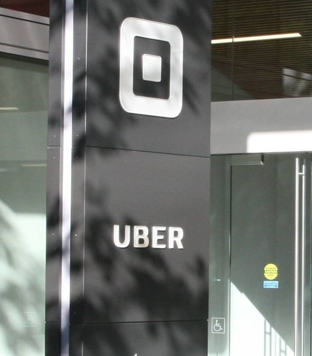 pubity's tweet photo. Uber is laying off 10% of its corporate staff, or around 3,300 workers.

The company's CEO said some of the savings will be invested on their autonomous taxi network. https://t.co/IJXVo6m76R