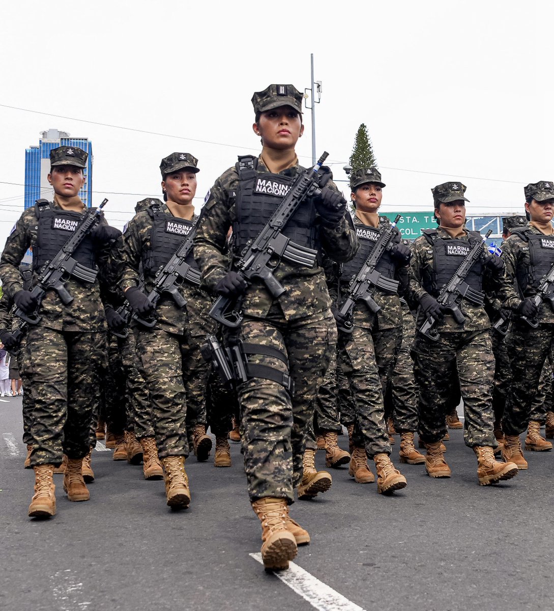 DefensaSV's tweet photo. Las mujeres de nuestra @FUERZARMADASV marchan con orgullo, demostrando honor, entrega y vocación de servicio a El Salvador.

#ElFuturoEsNuestro 🇸🇻 https://t.co/XU1Y5GV6oX