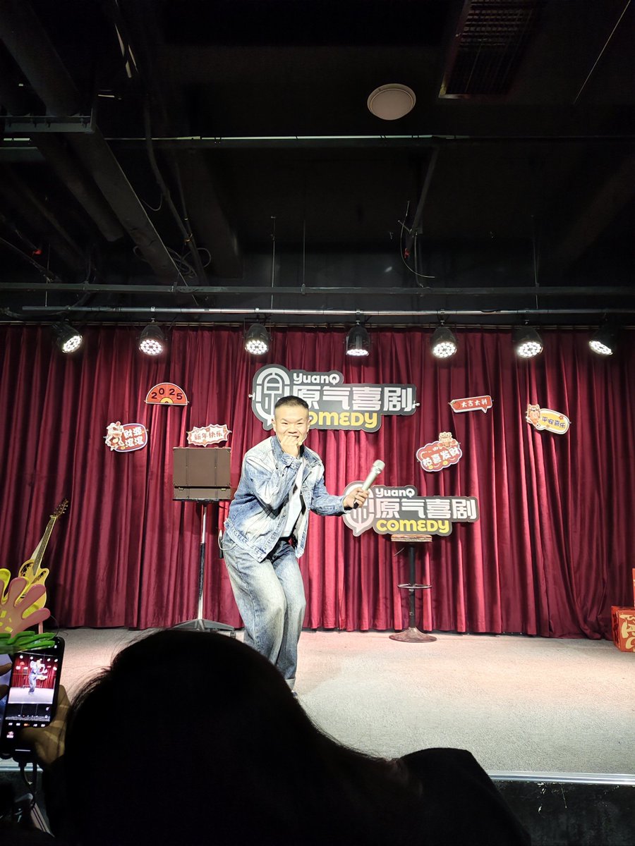AscanSuarezYuli's tweet photo. Just dropped a mic on a dad joke so corny it made the guy in front of me fake-snore. Stand-up wins again—chef’s kiss https://t.co/RU9AtcHPO8