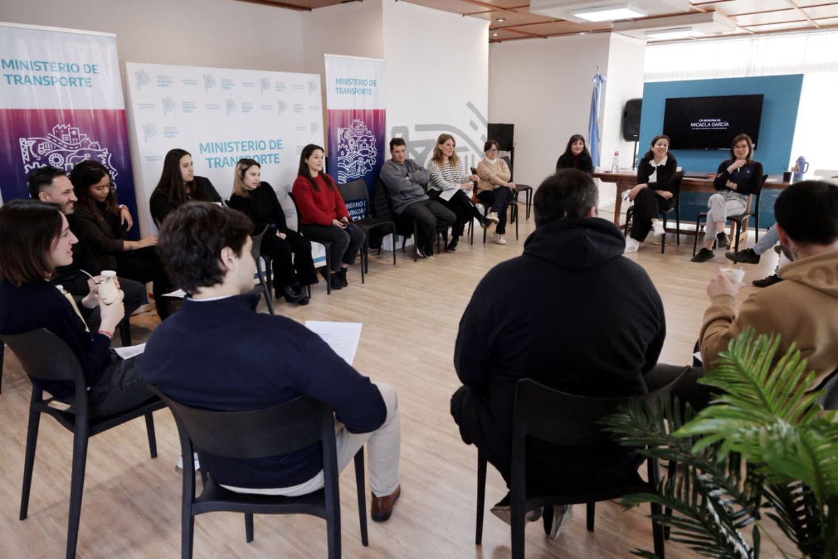 TransportePBA's tweet photo. 💜🤝 Para reforzar la importancia de incorporar la perspectiva de género en todas las áreas de gestión, llevamos adelante una capacitación en el marco de la Ley Micaela destinada a trabajadoras y trabajadores del Ministerio. https://t.co/xL2aU4jbFz