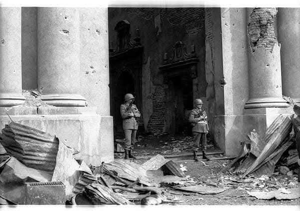 RadioUmbral's tweet photo. 15 de septiembre 1973 

Santiago bajo la bota militar https://t.co/iCgCJUM5Uu