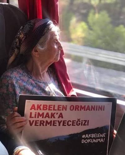 ikizkoydireniyo's tweet photo. Zehra nenemizin vefatının yıl dönümünde yine topraklarımız için Ankara yollarındayız. Yediden yetmişe senelerdir haykırıyoruz:

Kamu yararı şirketlerin yararı değildir, #KamuYararıBiziz https://t.co/Q0YJdpdpIL