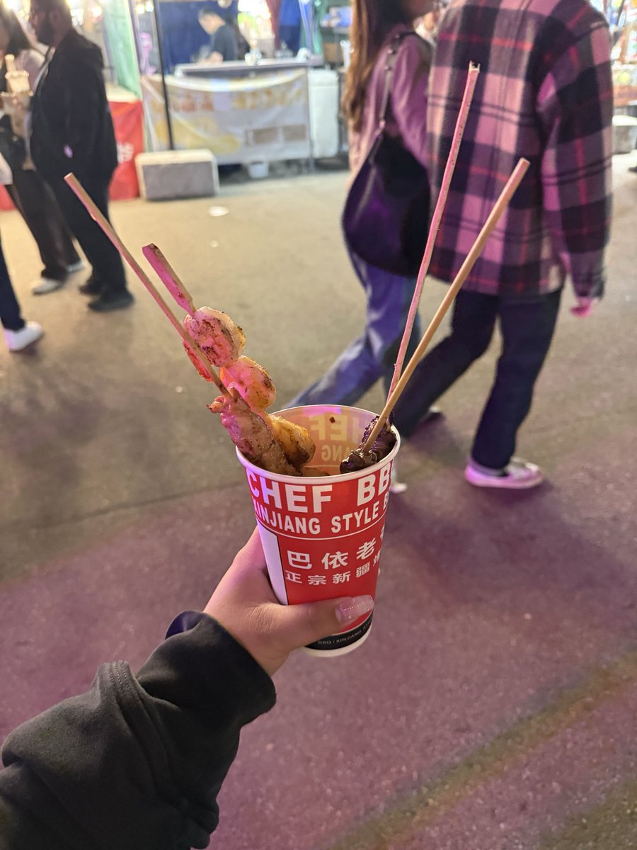 osusume_canada's tweet photo. 【終了間近】Richmond Night Marketに行ってきました！✨

200以上の��台やショップが並ぶ巨大ナイトマーケット
再開発のため今の場所での開催は今年が最後ということで、閉店まで人で賑わっていました😇

最終営業日は9/20(日)なので、足を運んでみてください！
#バンクーバー #リッチモンド #留学 https://t.co/lw7SPgyvOA