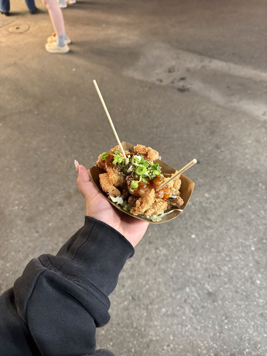 osusume_canada's tweet photo. 【終了間近】Richmond Night Marketに行ってきました！✨

200以上の��台やショップが並ぶ巨大ナイトマーケット
再開発のため今の場所での開催は今年が最後ということで、閉店まで人で賑わっていました😇

最終営業日は9/20(日)なので、足を運んでみてください！
#バンクーバー #リッチモンド #留学 https://t.co/lw7SPgyvOA