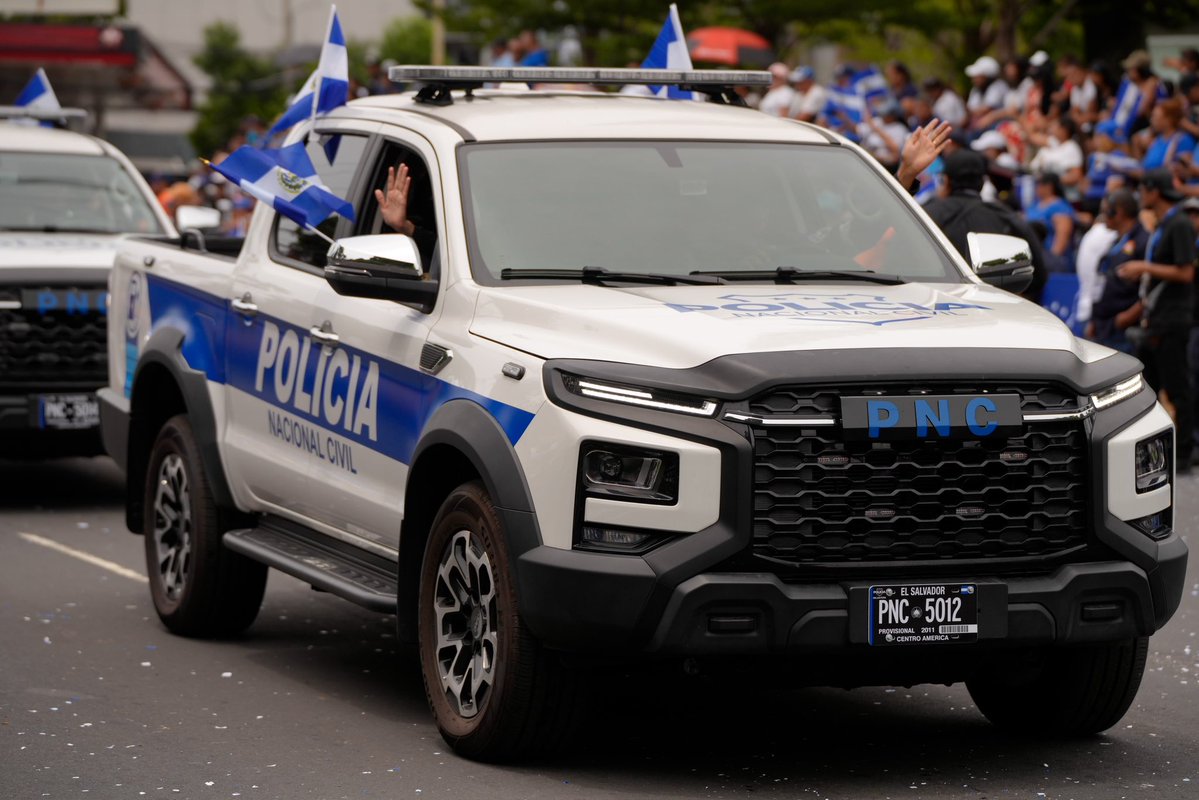 PNCSV's tweet photo. 🚔 Este es el vehículo deportivo que antes era usado por criminales y ahora está al servicio de la población. 

Su misión en las carreteras del país es fortalecer la seguridad de los salvadoreños.

A nuestra flota vehicular también sumamos la modernización con camionetas y pick ups eléctricos, su tecnología, innovación y eficiencia se incorporan a una Policía que evoluciona para responder a las necesidades de los salvadoreños.🔋⚡
