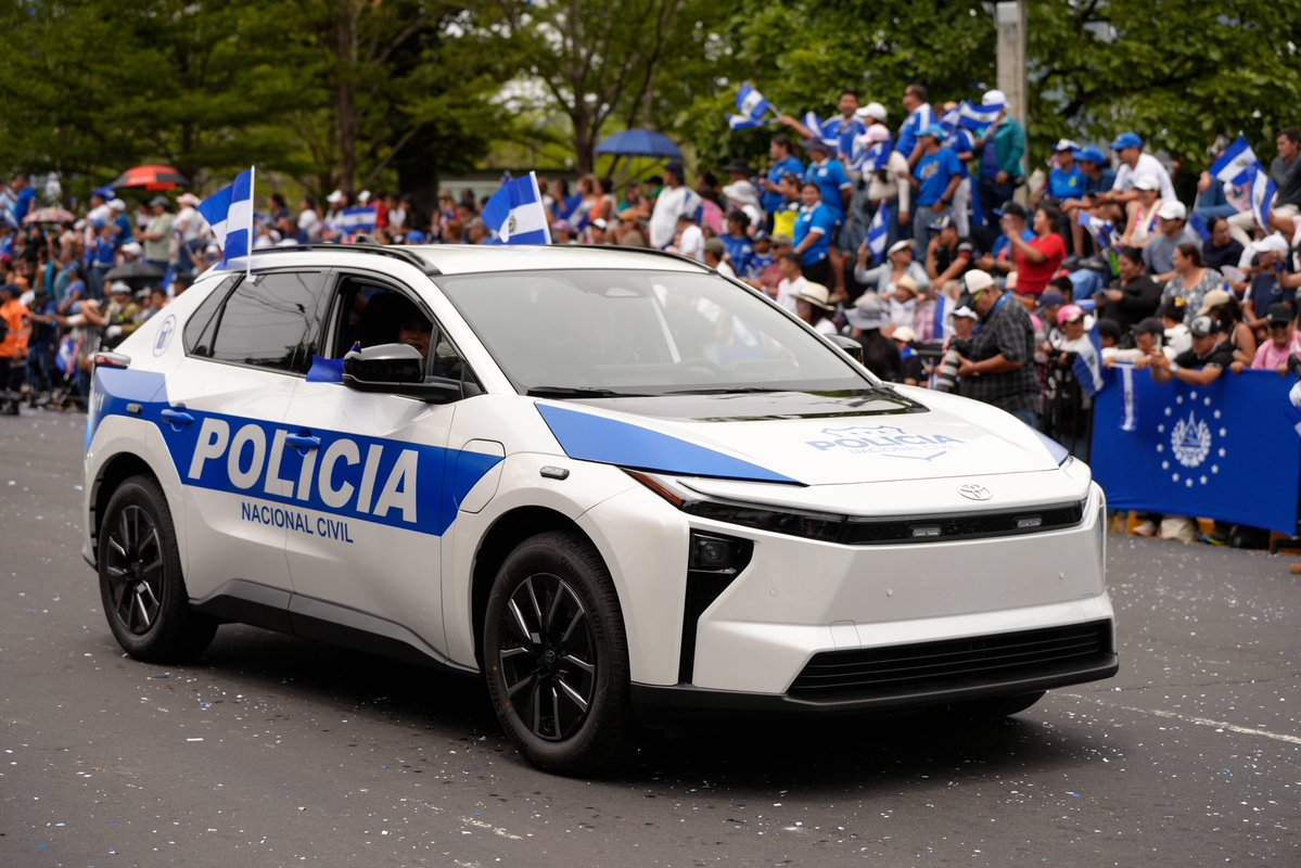 PNCSV's tweet photo. 🚔 Este es el vehículo deportivo que antes era usado por criminales y ahora está al servicio de la población. 

Su misión en las carreteras del país es fortalecer la seguridad de los salvadoreños.

A nuestra flota vehicular también sumamos la modernización con camionetas y pick ups eléctricos, su tecnología, innovación y eficiencia se incorporan a una Policía que evoluciona para responder a las necesidades de los salvadoreños.🔋⚡