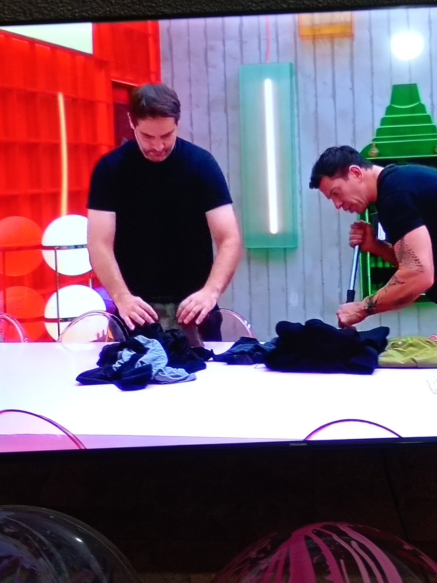 DannaMR33's tweet photo. @memo_schutz QUE CERDO DOBLANDO LA ROPA DONDE TRATAN @LACASAFAMOSOSMX https://t.co/zuFSlcZ6cP