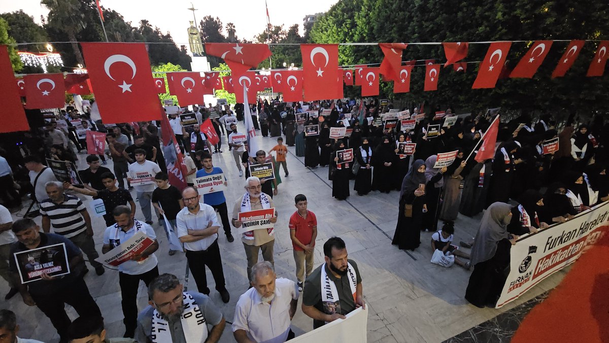 hocamzn_sesi's tweet photo. Alparslan Kuytul Hocaefendi'nin talebeleri ve sevenleri Adana Atatürk Parkında haksız tutukluluklara karşı basın açıklaması ve adalet bekleyişi gerçekleştirdi.

#YargıEliyleZulüm
Ozgürlük IçinMeydandayız
FurkanGönüllülerine Ozgürlük https://t.co/th960VHS1w