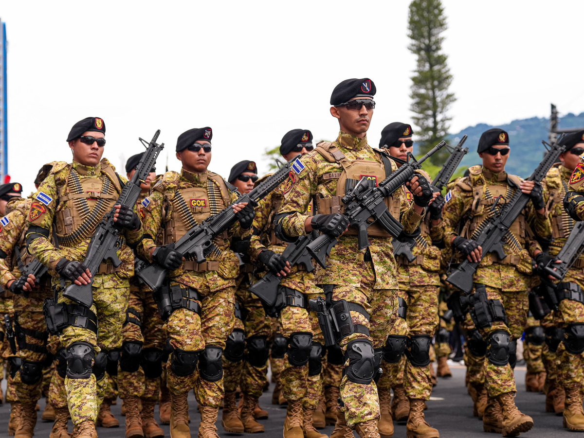 FUERZARMADASV's tweet photo. 🇸🇻 Compromiso, honor y servicio.

El Ejército, la Fuerza Aérea y la Marina Nacional conmemoraron 205 años de Independencia Patria, reafirmando su compromiso con El Salvador. https://t.co/mVPlH1yPjI