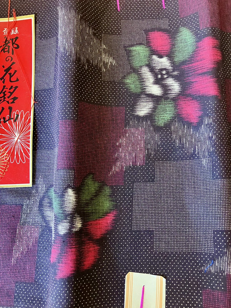 kimonokaede's tweet photo. 奇跡的に銘仙の反物と出会い、ワンピースに仕立てました✨

銘仙らしい、モダンな花柄と、大きさの違うドットも組み合わさった柄です❤︎

茶色ベースで秋を感じるデザインで、今の季節にぴったりです✨

絹ではなく、張りのある綿の生地です。

気軽に、伝統を纏いませんか？ https://t.co/13PzJp83KI