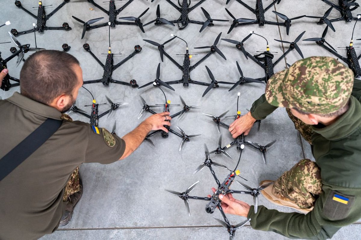 CCOESARCHIVE's tweet photo. Tenemos mucho que aprender de los  Ucranianos. 

Uso de drones de combate

Defensa antidrones

Doctrinas adaptadas a la guerra moderna

La guerra en Ucrania está redefiniendo la forma de combatir. Ignorar esas lecciones sería desperdiciar una fuente invaluable de experiencia. https://t.co/Y3uM7g8FNJ