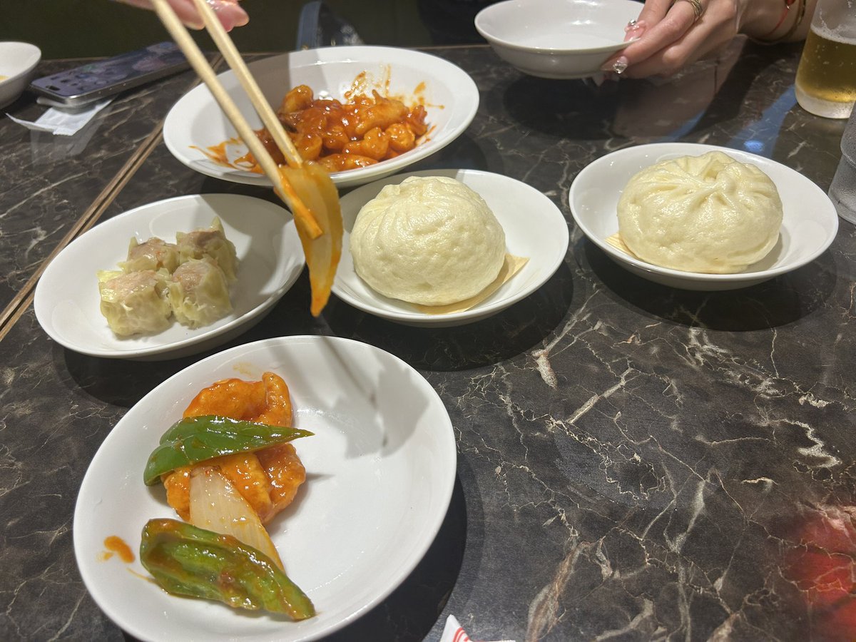 jyagitoki's tweet photo. 煽らないで集客に挑戦中のSMCです。
551蓬莱の豚まん、シュウマイ
美味い〜
最近、クレーンゲーム市場が活気づいて
いますがパチンコの低貸しでは成り立たないのか？そのまま移行できるし、利益率も
クレーンゲームの方が高いんですかね。
18歳以下も狙えるし、イベントの幅が
増えますよね。設定も関係ないので
煽る必要もなく。パチンコ業界も激動期に
入り、6000店舗を切るのも時間の問題。
悲しい限り。弊社も時代の流れでパチンコ業界以外も増えてきたが私が一番好きなのはパチンコ業界。
賢い方が勝つのでなく、時代にあった
進化ができる方が勝つと思う。

昨日も海外案件でチャンス到来。
この9月10月で色々と種蒔きをしていた
答えが出る。
来年は全く違う景色を見ているかも
しれない。全く違う仕事をしているかも
しれない。
今の仕事もしたくて立ち上げたのでなく
20年前に生きる為に流れのまま今の状況になった。以前は外資系金融機関。パチンコ業界に入るとは想像もしていなかった。
神様が作ってくれた流れだと思う。
神様が作ってくれた流れ。
大事にしていきたい。