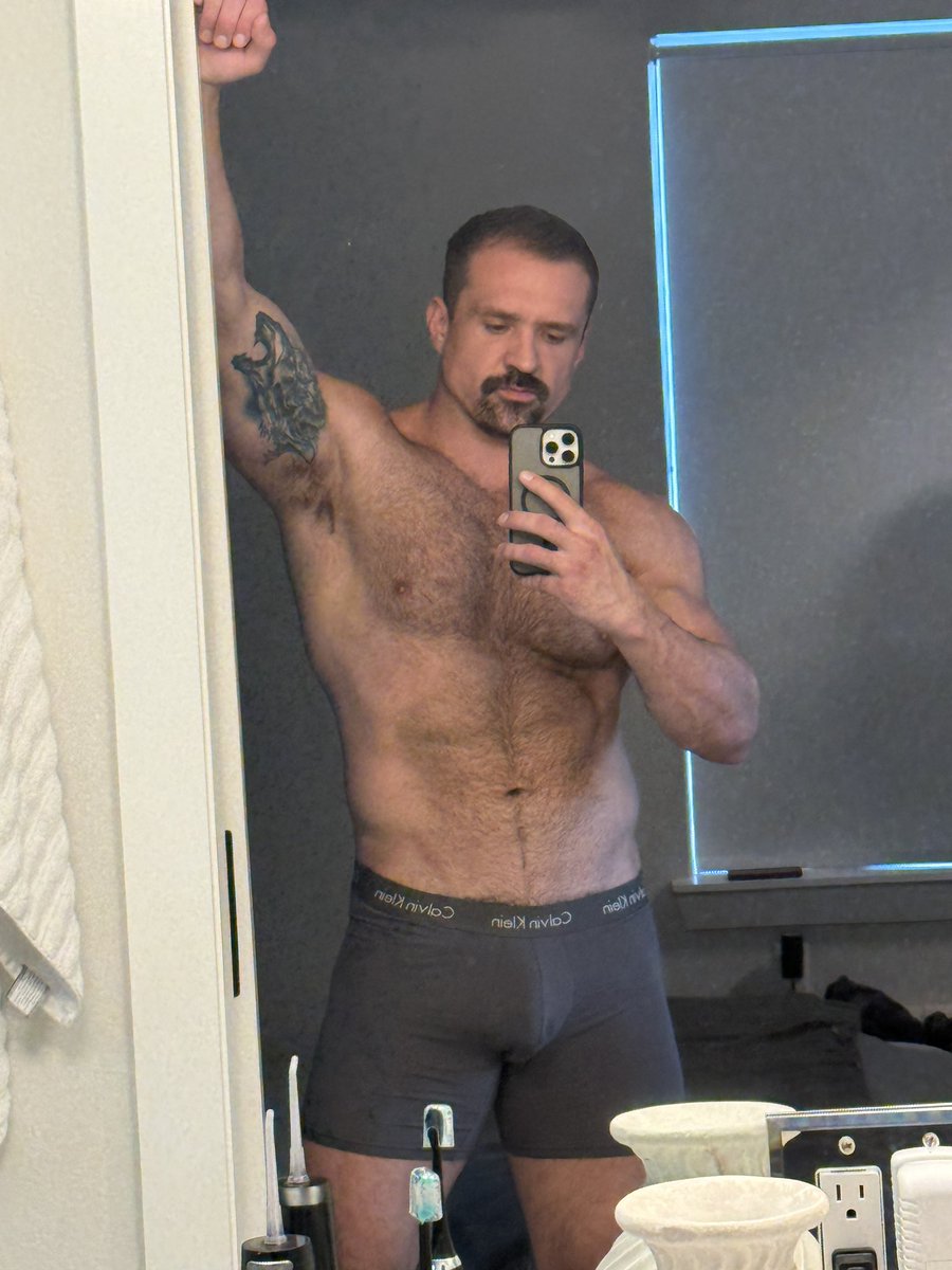 AlexMSparrow's tweet photo. Haircut and shave needed. Any volunteers? 😏 https://t.co/EFYYIdg7pl