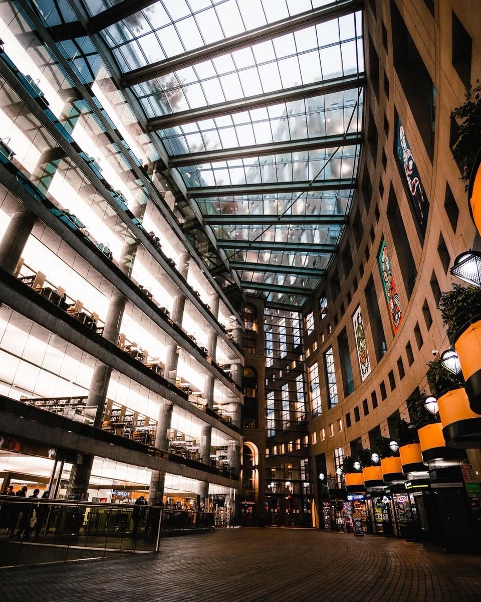 BookChat_'s tweet photo. Vancouver Public Library https://t.co/RXw8pd2bYZ