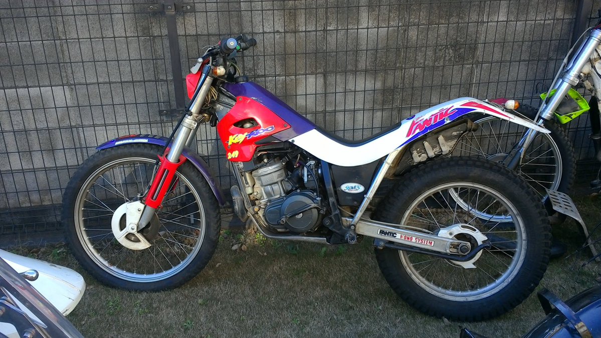 conigliocaprio2's tweet photo. 今まで乗ったバイクで一番イカレテルバイク
ファンティックK-Roo（カンガルー）
車重は70ｋｇ台でトラ車なのに高速で100ｋｍ軽く出るしロードも爆速だった。
トライアル車としては「荒ぶる狂カンガルー」でシーズン途中でワークスライダーが辞めたほどだった。
当然乗りこなせなかった（笑） https://t.co/OmRBZWxyHZ