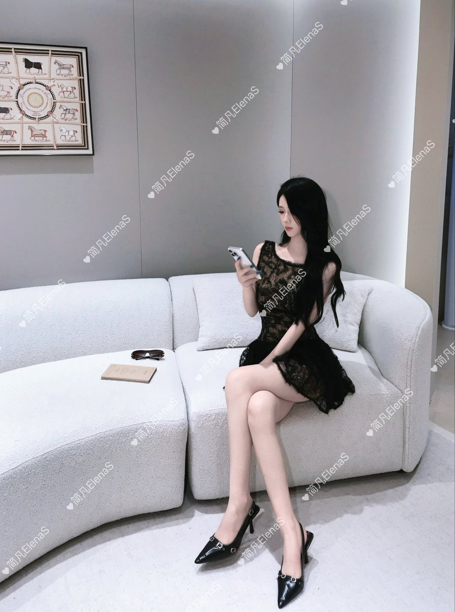 KingstarGuo0617's tweet photo. 我沒有騙你們，這就是我的主人，集高貴美貌顏值身材於一身的才女——簡凡ElenaS https://t.co/IkynXuGBLq
