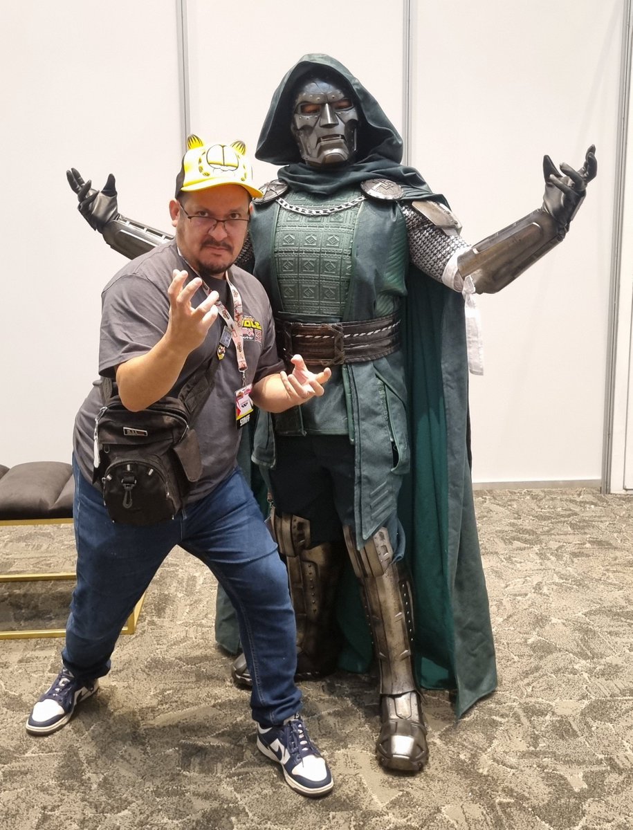 eltovalo's tweet photo. Aquí con mi querido padawan @AKELLYZ, Rey del Cosplay en México, a quien le enseñé TODO lo que sabe del tema.
Te quiero, amigo. Estás muy cabrón.
#DrDoom #drdoomcosplay #AniMole4 https://t.co/nPNP5zY6Nl