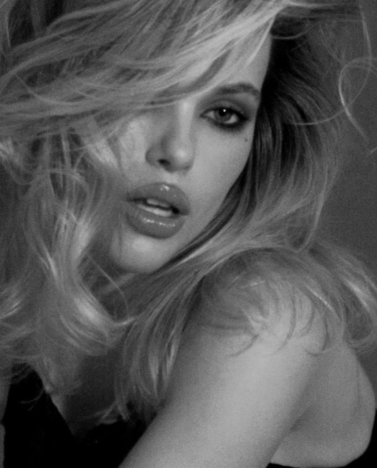 MAlmshwly26486's tweet photo. أشتهيكِ حضورًا
أشتهيكِ قربًا
أشتهيكِ حديثًا لا ينتهي

أشتهيكِ بكل شراهة القلب
لا الجسد
بكل لهفة الروح
لا العين

أشتهيكِ كأنكِ نجاةٌ
وأنا أغرق في غيابكِ https://t.co/FrteJuOmFp
