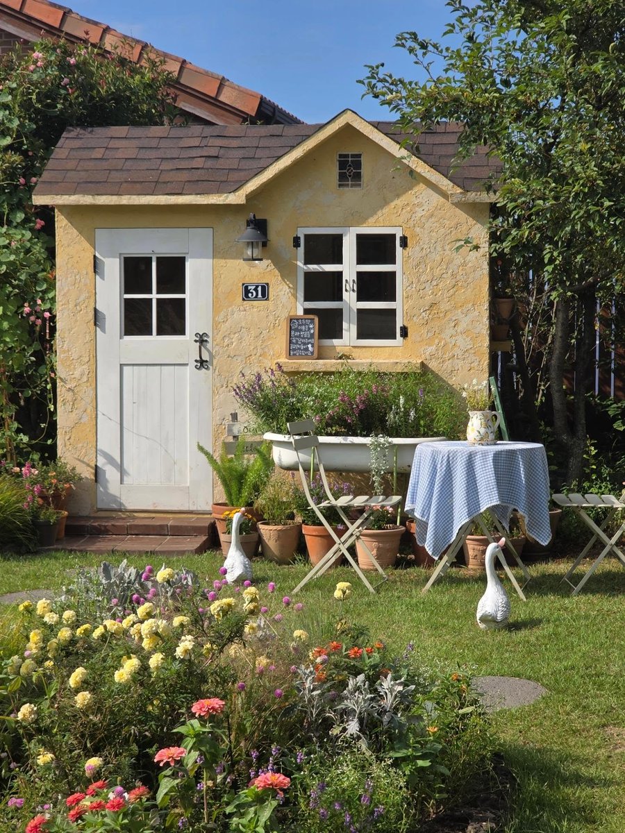 purelivn's tweet photo. i hope i have a small, cozy home surrounded by greenery like this someday 🍃 https://t.co/mp4qx3L7DF