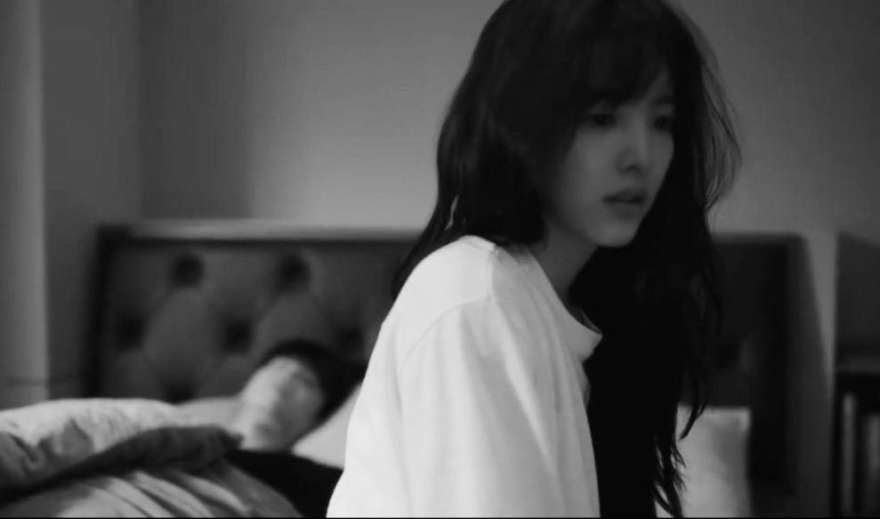 MachanKertas's tweet photo. Aku terbangun di tempat yang tidak ku tahu, menggunakan kaos putih kedodoran yang jelas bukan milikku, dan siapa dia yang tidur di sampingku? 

Oh crap, apa segelas soju sekuat itu? https://t.co/PcDwER51Rr