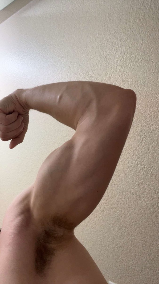 JakeElNinoPollo's tweet photo. I just want someone I can send bicep pics to #nsfwtwt #bwc #biceps https://t.co/j55fDqkmz1