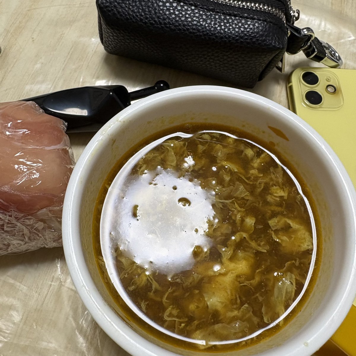 hidamarijikan's tweet photo. 本日の朝ごはんは
お仕事組の持っていくお昼の残り物💦
生ハム🍙とカレースープ💦
カスクート残ってる思ってたら
残ってなくて(   ᷄ω ᷅ )過ぎ💧
お洗濯済ませたら雨足強くなる前に
買い出し行ってこなきゃ💦
昨夜は漬け込んでスペアリブしたから
今日は魚系にしなきゃかなぁ🤔💦
朝から疲れてる😫💦 https://t.co/7reLc7uPzZ
