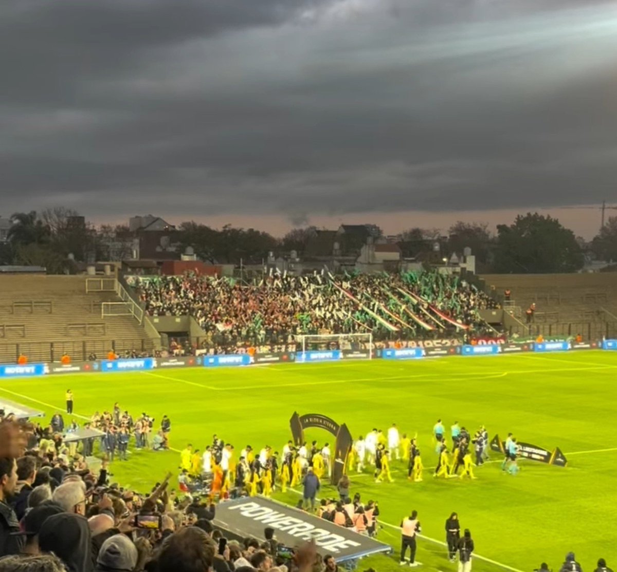 barrabrava_net's tweet photo. Hinchada de Fluminense PTE ahora en Argentina, acompañando al Tricolor en su visita a Platense por los cuartos de final de la Copa Libertadores 2026 https://t.co/40x3EPqHLA
