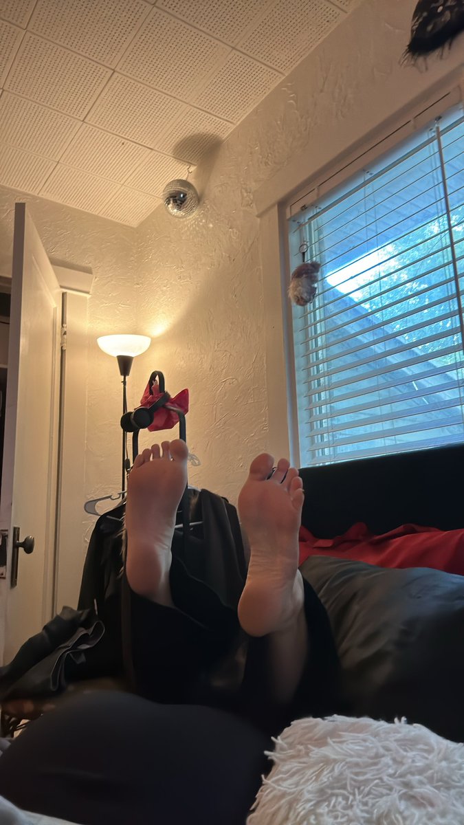GothicToeGirl's tweet photo. #dirtyfeet #gothtoegirl #gothgirl #gothfeet https://t.co/tuwn0jeDh7