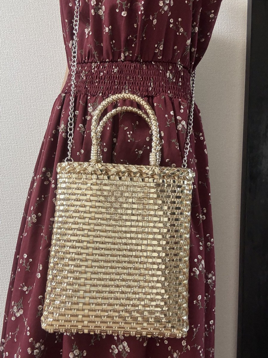 JiaGu17339's tweet photo. #ラメルヘンテープ で作ったバッグです
バッグの内側を見ながら作業するのが難しかった
テープが通ってるところに糸始末？テープしまつ？するのにテープが通らなすぎて
(　`ᾥ´　)ﾑｷｨｰ!!ってなりながら途中くじけながら何ヶ月も放置しつつ完成✨️
 #メルヘンアート https://t.co/zP6RjIU5PS