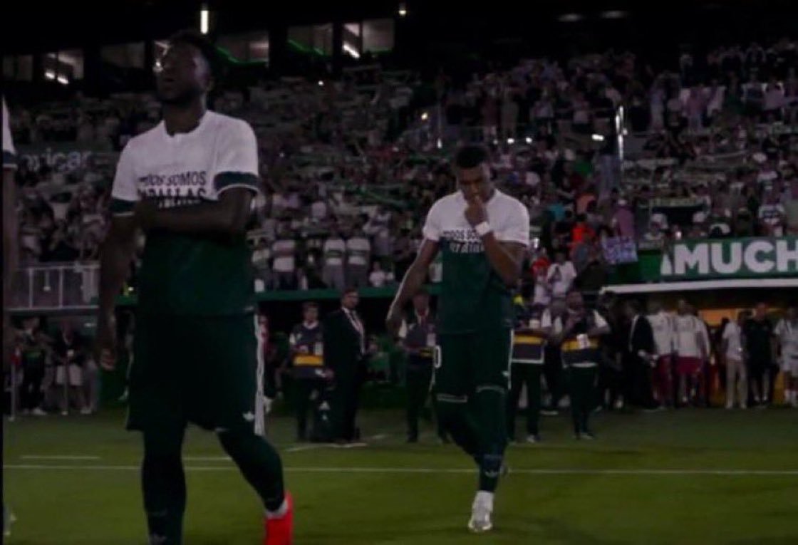AdriRM33's tweet photo. 🚨 El Real Madrid explicó que el club aceptó la petición realizada por el Elche para participar en la iniciativa de apoyo a Ceuta.

Desde el REAL MADRID también dejaron claro que cada jugador tenía libertad para decidir si quería ponérsela.

El REAL MADRID señaló también que dentro de cualquier grupo humano pueden existir diferentes opiniones, sensibilidades y formas de interpretar la realidad.

"Sólo existe una versión, que es la verdad. El Real Madrid, como cualquier institución, es un grupo humano, de personas, pero no de opinión única. Cada uno tiene sus opiniones y sus sensibilidades. Y así debe ser", indicaron desde el club.

Mbappé y Vinícius son libres de expresar su opinión como ellos quieran.

{ @okdiario }