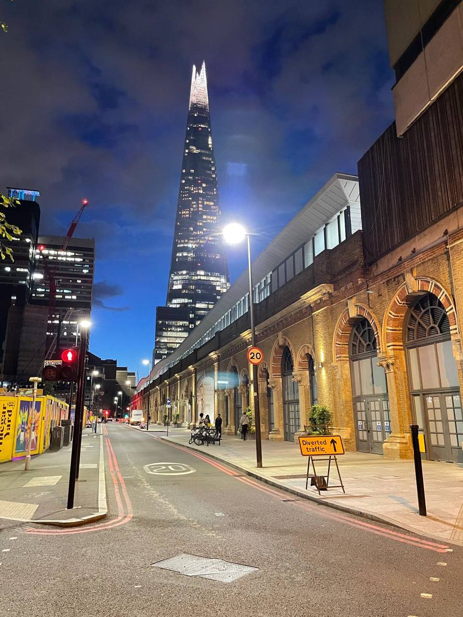 SAFS584S's tweet photo. Walking through London alone tonight. Funny how a city this big can still make you feel so alone. 🌙🇬🇧
#LondonNights #LateThoughts https://t.co/ieGj8CLSXK