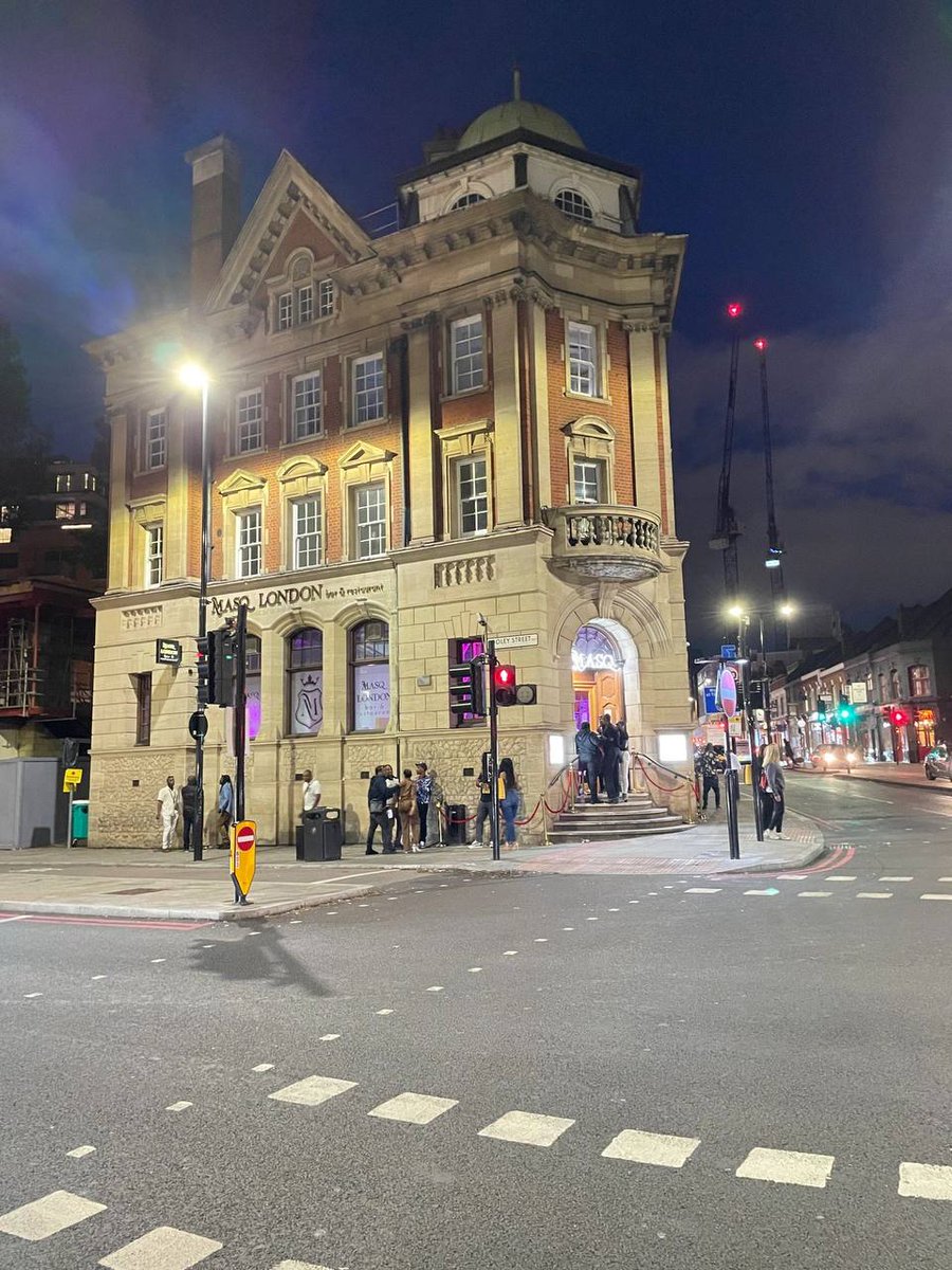 SAFS584S's tweet photo. Walking through London alone tonight. Funny how a city this big can still make you feel so alone. 🌙🇬🇧
#LondonNights #LateThoughts https://t.co/ieGj8CLSXK