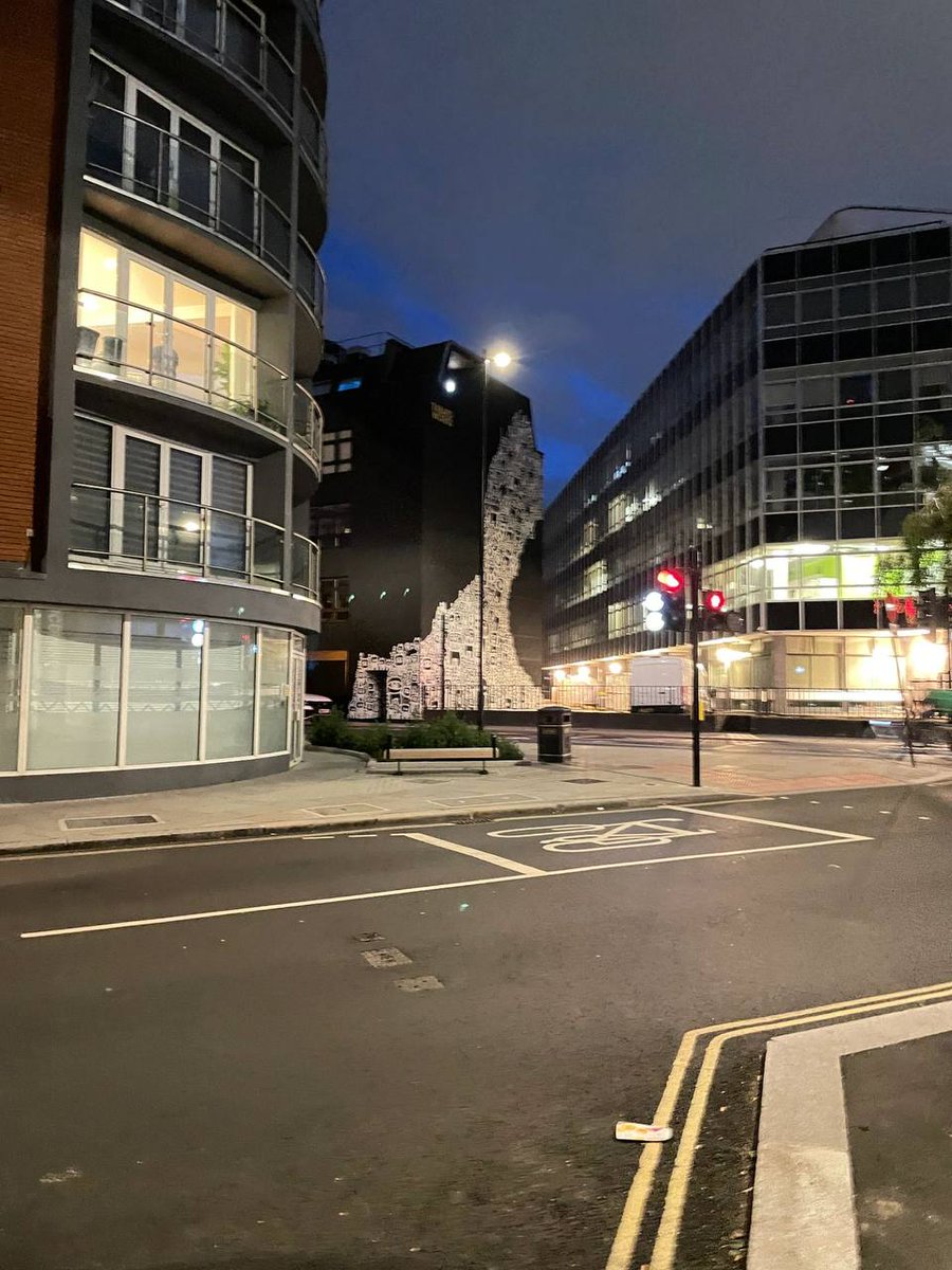SAFS584S's tweet photo. Walking through London alone tonight. Funny how a city this big can still make you feel so alone. 🌙🇬🇧
#LondonNights #LateThoughts https://t.co/ieGj8CLSXK