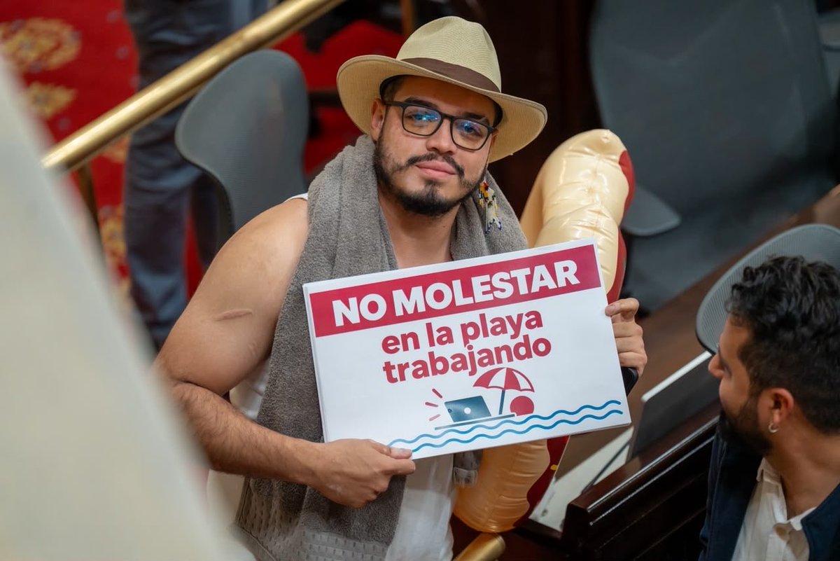 Hernan_MurielP's tweet photo. ¿Ahora me quieren sancionar por ir al trabajo de la misma forma en cómo el ministro “va a trabajar” en plena catástrofe nacional de terremoto?

Sean serios. Ni siquiera permitieron que hiciéramos debate de moción de censura. 

MINISTRO @soyjaimeandres, tenga un poquito de vergüenza. Renuncie.