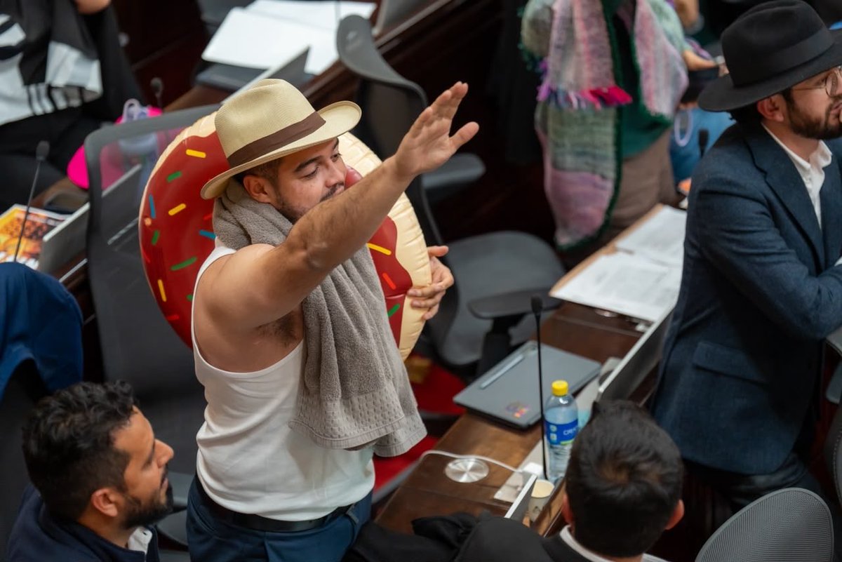 Hernan_MurielP's tweet photo. ¿Ahora me quieren sancionar por ir al trabajo de la misma forma en cómo el ministro “va a trabajar” en plena catástrofe nacional de terremoto?

Sean serios. Ni siquiera permitieron que hiciéramos debate de moción de censura. 

MINISTRO @soyjaimeandres, tenga un poquito de vergüenza. Renuncie.