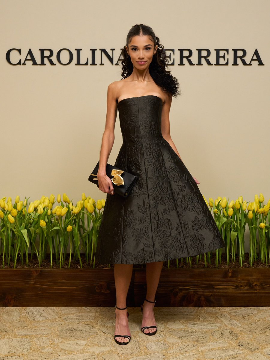 MaliaCrave's tweet photo. MALIA BAKER x CAROLINA HERRERA! https://t.co/mvDNkcr5Gy